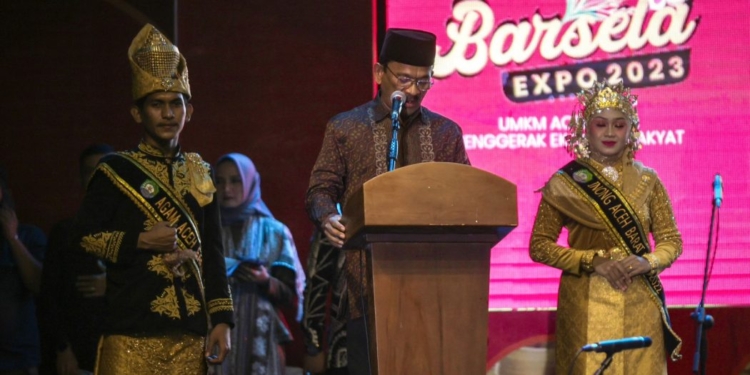 Plt. Asisten Perekonomian dan Pembangunan Sekda Aceh, Mawardi, saat menyampaikan sambutan sekaligus membuka acara Barsela Expo 2023, di Lapangan Pulau Kayu, Blangpidie, Sabtu (20/5/2023) malam. (Foto: Alibi/Dok. Humas Pemerintah Aceh)