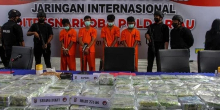 Petugas Kepolisian Polda Riau berjaga saat ungkap kasus narkoba jaringan Internasional di Mapolda Riau, di Pekanbaru, Riau, Rabu (1/2/2023). (Foto: Antara/Rony Muharrman)