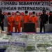 Petugas Kepolisian Polda Riau berjaga saat ungkap kasus narkoba jaringan Internasional di Mapolda Riau, di Pekanbaru, Riau, Rabu (1/2/2023). (Foto: Antara/Rony Muharrman)