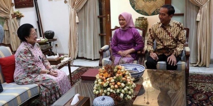 Presiden RI Joko Widodo (kanan) bersama Ibu Negara Iriana Joko Widodo (tengah) saat mengunjungi kediaman Megawati Soekarnoputri di Jalan Teuku Umar, Menteng, Jakarta Pusat, Kamis (27/4/2023). (Foto: Antara/HO-PDI Perjuangan)