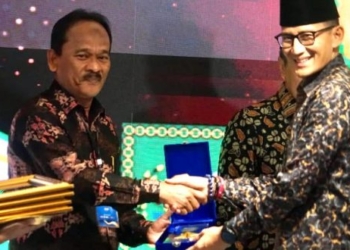 Asisten II Sekda Aceh Mawardi saat menerima penghargaan katagori Keuangan Syariah dari Menparekraf Sandiaga Salahuddin Uno pada Anugerah Adinata Syariah 2023. (Foto: Alibi/Dok. Humas Pemerintah Aceh)