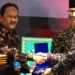 Asisten II Sekda Aceh Mawardi saat menerima penghargaan katagori Keuangan Syariah dari Menparekraf Sandiaga Salahuddin Uno pada Anugerah Adinata Syariah 2023. (Foto: Alibi/Dok. Humas Pemerintah Aceh)