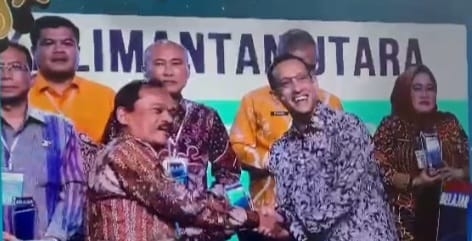 Asisten II Sekda Aceh, Mawardi, menerima penghargaan Pemerintah Daerah Transformatif Tingkat Provinsi subkategori "Transformasi Pendidikan Vokasi" dari Mendikbud-Ristek RI Nadiem Anwar Makarim. (Foto: Alibi/Dok. Humas Pemerintah Aceh)