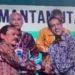 Asisten II Sekda Aceh, Mawardi, menerima penghargaan Pemerintah Daerah Transformatif Tingkat Provinsi subkategori "Transformasi Pendidikan Vokasi" dari Mendikbud-Ristek RI Nadiem Anwar Makarim. (Foto: Alibi/Dok. Humas Pemerintah Aceh)