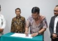 Asisten Administrasi Umum Sekda Aceh, Iskandar, didampingi Direktur Utama PT. PEMA Ali Mulyagusdin, saat menyaksikan penandatanganan pakta integritas, Rabu (31/5/2023). (Foto: Alibi/Dok. Humas Pemerintah Aceh)