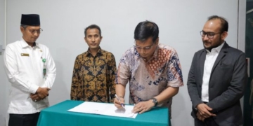 Asisten Administrasi Umum Sekda Aceh, Iskandar, didampingi Direktur Utama PT. PEMA Ali Mulyagusdin, saat menyaksikan penandatanganan pakta integritas, Rabu (31/5/2023). (Foto: Alibi/Dok. Humas Pemerintah Aceh)