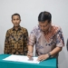 Asisten Administrasi Umum Sekda Aceh, Iskandar, didampingi Direktur Utama PT. PEMA Ali Mulyagusdin, saat menyaksikan penandatanganan pakta integritas, Rabu (31/5/2023). (Foto: Alibi/Dok. Humas Pemerintah Aceh)