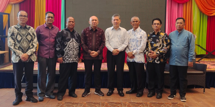 Pertemuan rektor USK Marwan (empat dari kanan) dengan Menkop dan UKM Teten Masduki (empat dari kiri) terkait bisnis nilam Aceh. (Foto: Alibi/Dok. Humas USK)