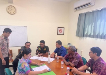 Badan Kesbangpol Kota Denpasar bersama Tim Pengawasan Orang Asing (Pora) kota setempat melaksanakan pemeriksaan terhadap sekolah yang mempekerjakan WNA di Denpasar, Bali, Selasa (30/5/2023). (Foto: Antara/HO-Pemkot Denpasar)