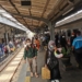 Suasana kepadatan penumpang KA Probowangi di Stasiun Jember saat arus balik Lebaran 2023 pada Minggu (30/4/2023). (Foto: Antara/HO-Humas KAI Daop 9 Jember)