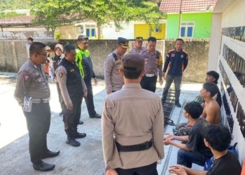 Suasana saat Kapolres Lampung Barat sedang menjenguk sejumlah pendaki di Gunung Seminung yang selamat. (Foto: Antara/HO)