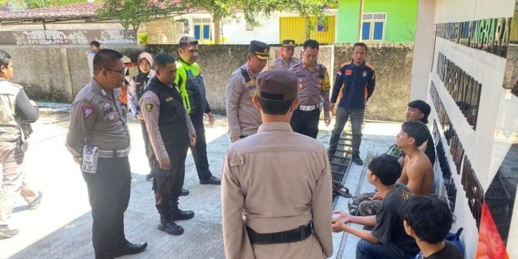 Suasana saat Kapolres Lampung Barat sedang menjenguk sejumlah pendaki di Gunung Seminung yang selamat. (Foto: Antara/HO)