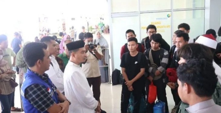 Kepala Dinsos Aceh Yusrizal saat menyambut kedatangan mahasiswa Aceh yang dievakuasi dari Sudan di Bandara SIM, Aceh Besar, Selasa (2/5/2023). (Foto: Antara/HO/Humas Dinsos Aceh)