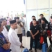 Kepala Dinsos Aceh Yusrizal saat menyambut kedatangan mahasiswa Aceh yang dievakuasi dari Sudan di Bandara SIM, Aceh Besar, Selasa (2/5/2023). (Foto: Antara/HO/Humas Dinsos Aceh)