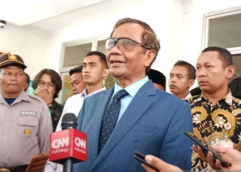 Menkopolhukam Mahfud MD memberikan keterangan kepada awak media di Kampus Universitas Islam Negeri (UIN) Sunan Kalijaga, Yogyakarta, Kamis (4/5/2023). (Foto: Antara/Luqman Hakim)