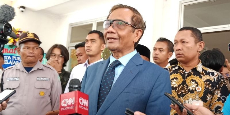 Menkopolhukam Mahfud MD memberikan keterangan kepada awak media di Kampus Universitas Islam Negeri (UIN) Sunan Kalijaga, Yogyakarta, Kamis (4/5/2023). (Foto: Antara/Luqman Hakim)
