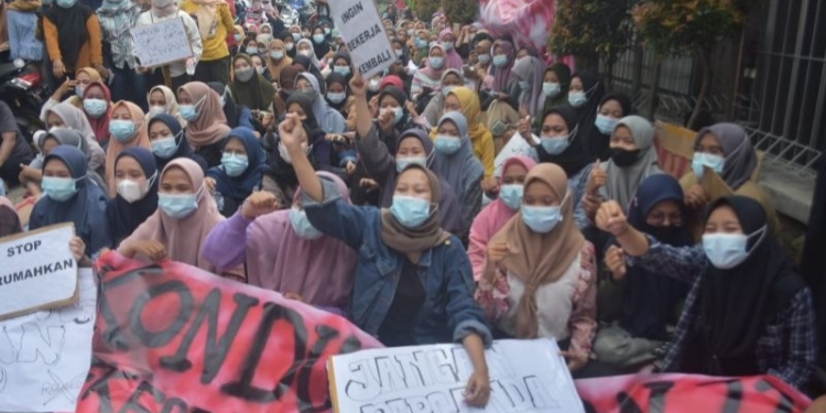 Ilustrasi - Ratusan karyawati di Cikarang, Kabupaten Bekasi, Jawa Barat berunjuk rasa menolak pemutusan hubungan kerja sepihak oleh perusahaan dengan alasan pandemi Covid-19, Kamis (18/11/2021). (Foto: Antara/Pradita Kurniawan Syah)