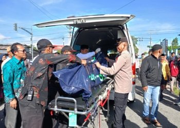 Petugas mengevakuasi korban tertabrak mobil pemadam kebakaran di Bener Meriah. (Foto: Alibi/Dok. Polres Bener Meriah)
