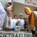 Bakal calon anggota DPD Darwati A Gani (kedua kanan) melakukan registrasi saat menyerahkan berkas pendaftaran di KIP Provinsi Aceh, Banda Aceh, Aceh, Kamis (4/5/2023). (Foto: Antara/Irwansyah Putra)