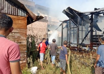 Petugas dan warga memadamkan api yang membakar rumah kosong di Desa Geulumpang Payong, Kecamatan Blangpidie, Abdya. (Foto: Alibi/Dok. BPBA)