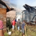 Petugas dan warga memadamkan api yang membakar rumah kosong di Desa Geulumpang Payong, Kecamatan Blangpidie, Abdya. (Foto: Alibi/Dok. BPBA)