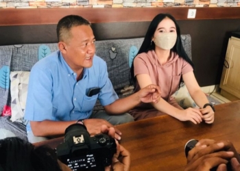 Korban AD (24) didampingi anggota DPR RI Obon Tabroni menceritakan kronologis kasus dugaan pelecehan seksual yang dialaminya di Cikarang, Kabupaten Bekasi, Jabar, Jumat (5/5/2023). (Foto: Antara/Pradita Kurniawan Syah).