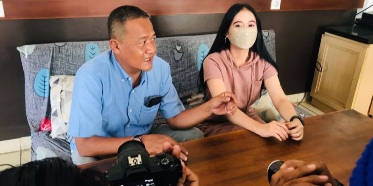 Korban AD (24) didampingi anggota DPR RI Obon Tabroni menceritakan kronologis kasus dugaan pelecehan seksual yang dialaminya di Cikarang, Kabupaten Bekasi, Jabar, Jumat (5/5/2023). (Foto: Antara/Pradita Kurniawan Syah).