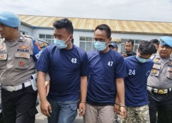 Polisi mengamankan tiga tersangka pencuri besi dari proyek Kereta Cepat Indonesia China (KCIC) di Depo Proyek KCIC Tegalluar, Kabupaten Bandung, Jawa Barat, Sabtu (6/5/2023). (Foto: Antara/Bagus Ahmad Rizaldi)