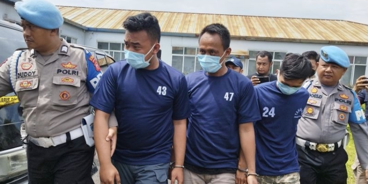Polisi mengamankan tiga tersangka pencuri besi dari proyek Kereta Cepat Indonesia China (KCIC) di Depo Proyek KCIC Tegalluar, Kabupaten Bandung, Jawa Barat, Sabtu (6/5/2023). (Foto: Antara/Bagus Ahmad Rizaldi)
