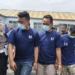 Polisi mengamankan tiga tersangka pencuri besi dari proyek Kereta Cepat Indonesia China (KCIC) di Depo Proyek KCIC Tegalluar, Kabupaten Bandung, Jawa Barat, Sabtu (6/5/2023). (Foto: Antara/Bagus Ahmad Rizaldi)