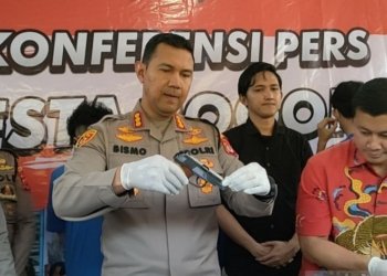 Kapolresta Bogor Kota Kombes Pol Bismo Teguh Prakoso memegang senjata api rakitan (tengah) saat ungkap kasus pengguna narkoba membawa senjata api rakitan di Mapolresta Bogor Kota, Jumat (5/5/2023). (Foto: Antara/Linna Susanti)