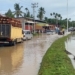 Jalan lintas Nasional, Aceh-Sumut, tepatnya di Desa Kutatrieng, Kecamatan Darul Makmur, Kabupaten Nagan Raya tergenang banjir, Minggu, (7/5/2023). (Foto: Dok. Warga)