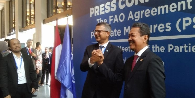Menteri Kelautan dan Perikanan Sakti Wahyu Trenggono (kanan) berfoto bersama Perwakilan Organisasi PBB Bidang Pangan dan Pertanian (FAO) Rajendra Kumar Aryal. (Foto: Antara/Dewa Ketut Sudiarta Wiguna)