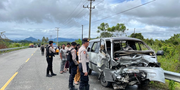 Kecelakaan mobil penumpang Toyota Rush dengan minibus KIA Travello di Aceh Jaya. (Foto: Alibi/Dok. Polres Aceh Jaya)