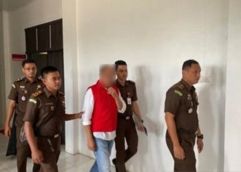 Penyidik Kejari saat membawa tersangka redistribusi sertifikat tanah mantan kepala BPN Aceh Jaya 2008-2017 ke Rutan Calang, di Aceh Jaya, Rabu (10/5/2023) (Foto: Antara/HO)