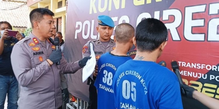 Kapolres Cirebon Kota AKBP Ariek Indra Sentanu menginterogasi dua tersangka pencuri spesialis minimarket lintas provinsi di Cirebon, Jawa Barat, Rabu (10/5/2023). (Foto: Antara/Khaerul Izan)