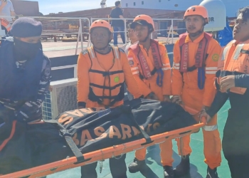 Tim SAR melakukan evakuasi terhadap jenazah Jerry Salvarino warga negara Filipina dari kapal MV Sasebo Eco di Perairan Selat Benggala. (Foto: Alibi/Dok. Basarnas Banda Aceh)