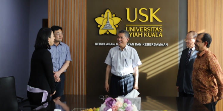 Rektor USK, Prof. Marwan menerima kunjungan delegasi Jeju National University bersama relasinya King Sejong Institute (KSI), Jumat (12/5/2023). (Foto: Alibi/Dok. Humas USK)