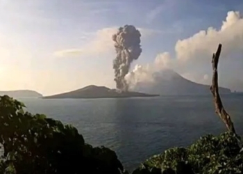 CCTV merekam lontaran abu vulkanik dari Gunung Anak Krakatau saat gunung api di perairan Selat Sunda, Provinsi Lampung, itu mengalami erupsi pada Sabtu pagi (13/5/2023). (Foto: Dok. PVMBG)