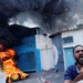 Sejumlah warga Palestina membakar ban bekas di depan kantor United Nations Works and Relief Agency (UNRWA) saat berunjuk rasa di Gaza City, Senin (19/9/2022). (Foto: Antara/REUTERS/Mohammed Salem/wsj)