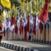 Ilustrasi - Bendera partai politik berkibar di pinggir jalan. (Foto: voaindonesia/Chaideer Mahyuddin/AFP)