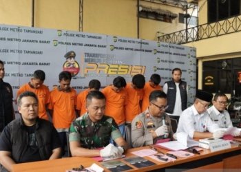 Kapolsek Metro Tamansari Polres Metro Jakarta Barat, Kompol Adhi Wananda didampingi Kanit Reskrim Polsek Metro Taman Sari, Kompol Roland Olaf Ferdinan dalam jumpa pers di Polsek Metro Taman Sari terkait kasus sindikat pencurian kendaraan bermotor, Rabu (17/5/2023). (Foto: Antara/Risky Syukur)
