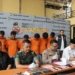 Kapolsek Metro Tamansari Polres Metro Jakarta Barat, Kompol Adhi Wananda didampingi Kanit Reskrim Polsek Metro Taman Sari, Kompol Roland Olaf Ferdinan dalam jumpa pers di Polsek Metro Taman Sari terkait kasus sindikat pencurian kendaraan bermotor, Rabu (17/5/2023). (Foto: Antara/Risky Syukur)