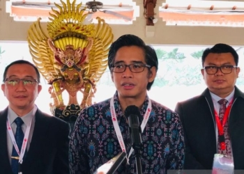 Deputi Kerja Sama internasional BNPT Andhika Chrisnayudanto (tengah) memberikan keterangan terkait kerja sama pemberantasan terorisme di sela-sela pertemuan forum kelompok kerja SOMTC WG on CT ke-19 di Bali, Kamis (18/5/2023). (Foto: Antara/Rolandus Nampu)
