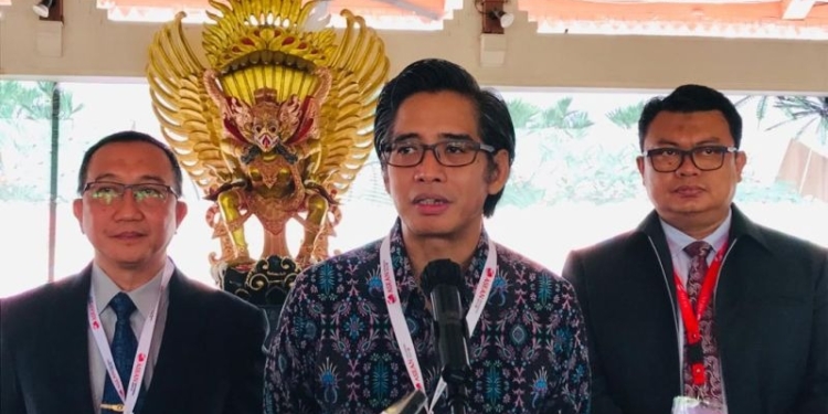 Deputi Kerja Sama internasional BNPT Andhika Chrisnayudanto (tengah) memberikan keterangan terkait kerja sama pemberantasan terorisme di sela-sela pertemuan forum kelompok kerja SOMTC WG on CT ke-19 di Bali, Kamis (18/5/2023). (Foto: Antara/Rolandus Nampu)