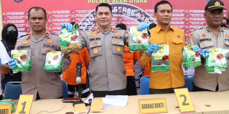 Polisi memperlihatkan barang bukti 12 kilogram sabu. (Foto: Alibi/Dok. Polres Aceh Utara)
