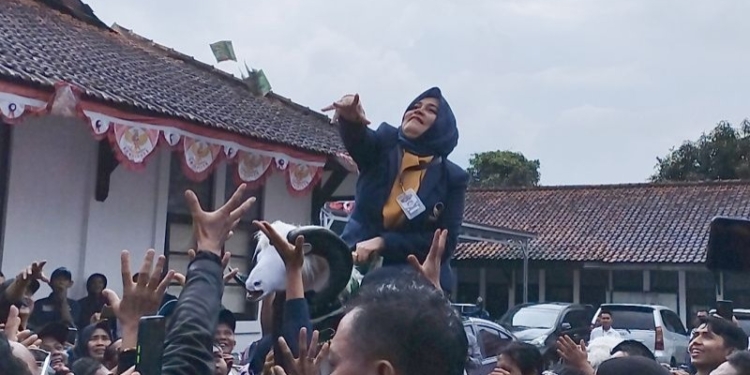 Bakal calon legislatif dari Partai Nasdem bagi-bagi uang di lingkungan Kantor KPU Kabupaten Garut, Jawa Barat, Kamis (11/5/2023). (Foto: Antara/Feri Purnama)
