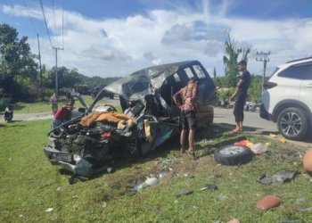 Kondisi mobil yang terlibat laka lantas di KM 131 jalan lintas Banda Aceh – Meulaboh. (Foto: Alibi/Dok. Polres Aceh Jaya)