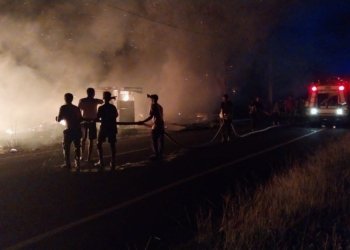 Petugas memadamkan api yang membakar empat ruko di Aceh Jaya. (Foto: Alibi/Dok. BPBA)