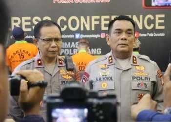 Kapolda Gorontalo Irjen Pol Angesta Romano Yoyol (kanan) memberikan keterangan pers kepada wartawan di Mapolda Gorontalo. (Foto: Antara/HO)